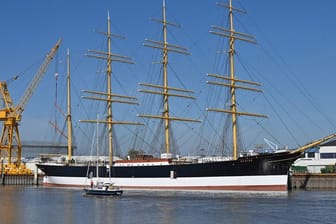 Der Rahsegler "Peking" liegt am Pier der Peters-Werft: Die "Peking" wird am Montagnachmittag in Hamburg erwartet.