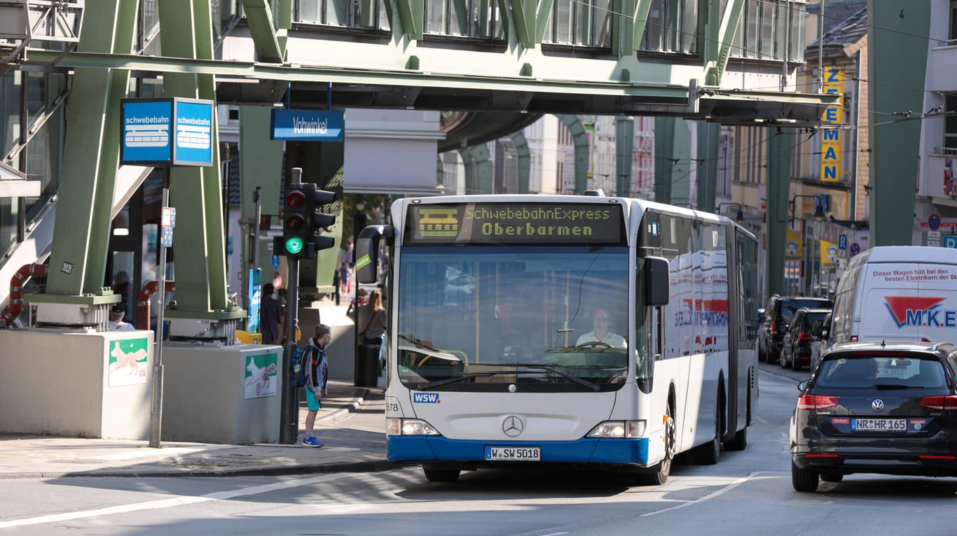Ein Bus des Schwebebahn-Express in Wuppertal: In den Stoßzeiten des Schülerverkehrs werden ab sofort mehr Busse eingesetzt.
