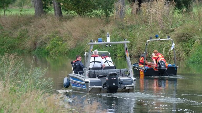 Boote der Wasserschutzpolizei fahren auf der Unstrut: Mehrere Personen wollen ein Krokodil in dem Fluss gesehen haben.