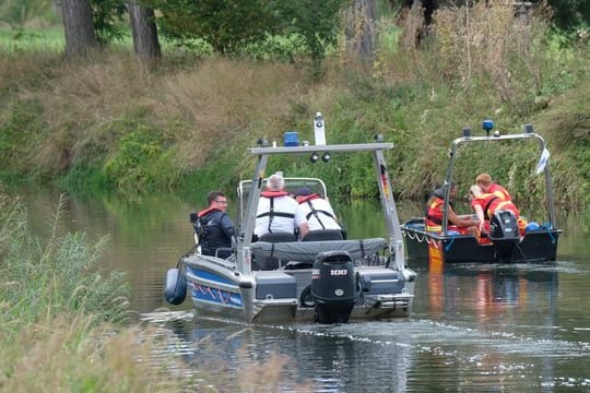 Boote der Wasserschutzpolizei fahren auf der Unstrut: Mehrere Personen wollen ein Krokodil in dem Fluss gesehen haben.