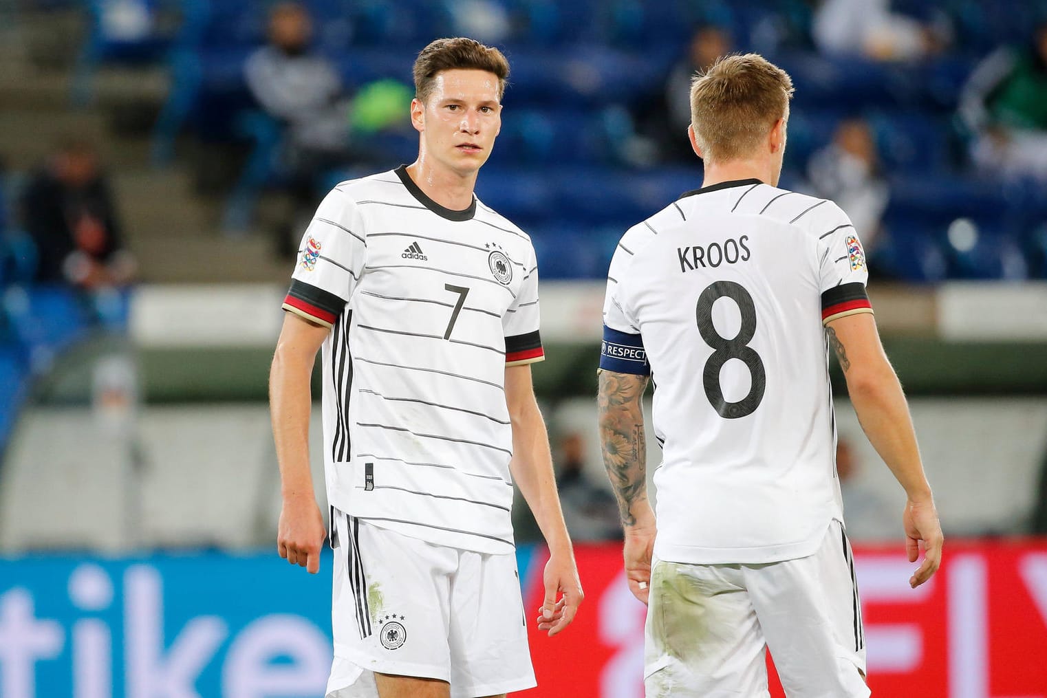 Nationalmannschaft: Die Spieler um Julian Draxler reisten mit dem Flieger nach Basel, der DFB rechtfertigte nun die Entscheidung.