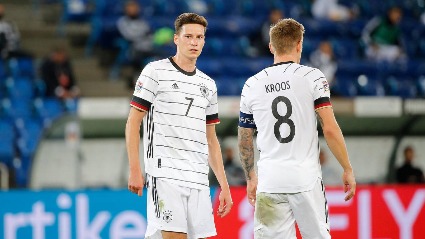 Nationalmannschaft: Die Spieler um Julian Draxler reisten mit dem Flieger nach Basel, der DFB rechtfertigte nun die Entscheidung.