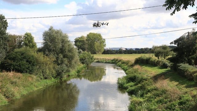 Ein Helikopter überfliegt die Unstrut. Ein Helikopter überfliegt die Unstrut.