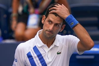 New York: Novak Djokovic fasst sich an den Kopf, nachdem er eine Linienrichterin mit einem Ball getroffen hatte.