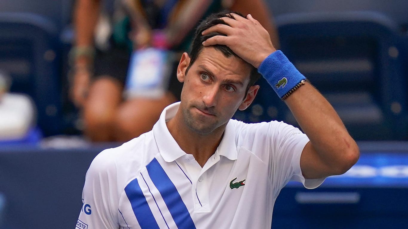 New York: Novak Djokovic fasst sich an den Kopf, nachdem er eine Linienrichterin mit einem Ball getroffen hatte.