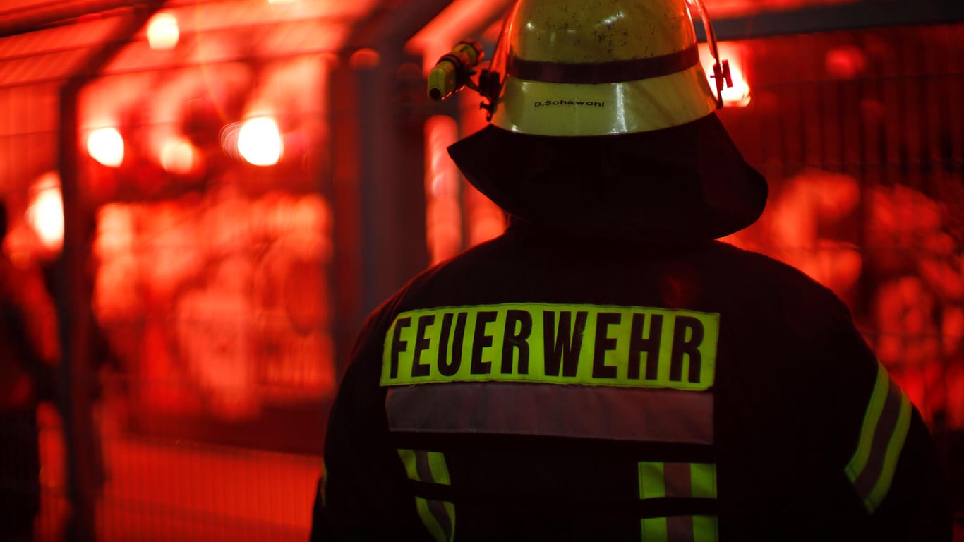 Ein Feuerwehrmann in Dortmund (Symbolbild): Eine Lagerhalle im Westen wurde mutmaßlich in Brand gesetzt.