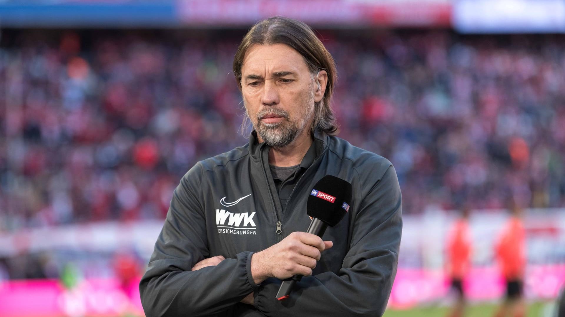 Martin Schmidt hält ein Mikrofon des Senders Sky in der Hand: Schmidt war als Trainer unter anderem für Augsburg tätig.