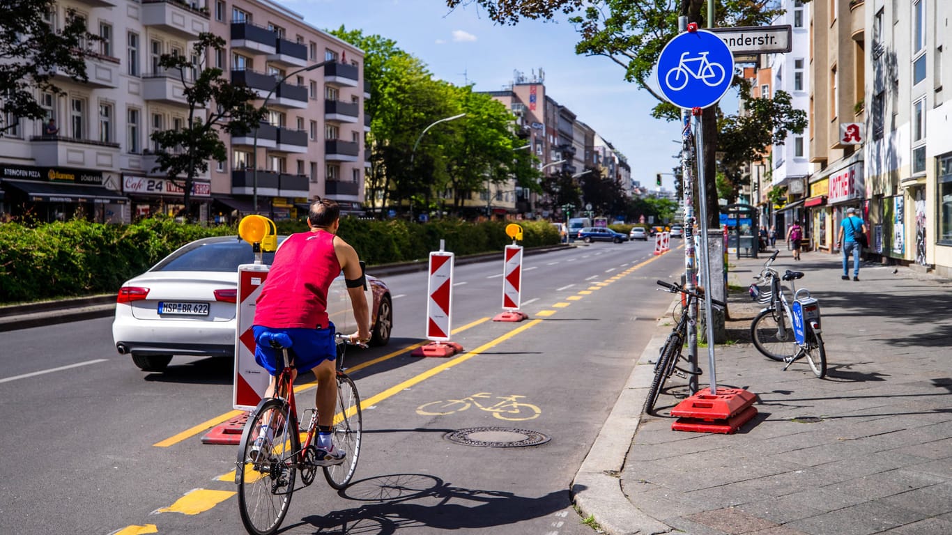 Ein Pop-up-Radweg in Berlin-Kreuzberg: Das Verwaltungsgericht sieht sie temporären Fahrradstreifen als rechtswidrig an.