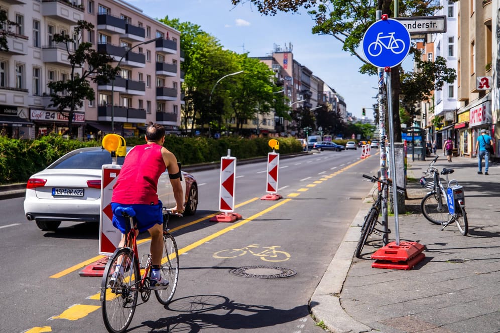 Ein Pop-up-Radweg in Berlin-Kreuzberg: Das Verwaltungsgericht sieht sie temporären Fahrradstreifen als rechtswidrig an.