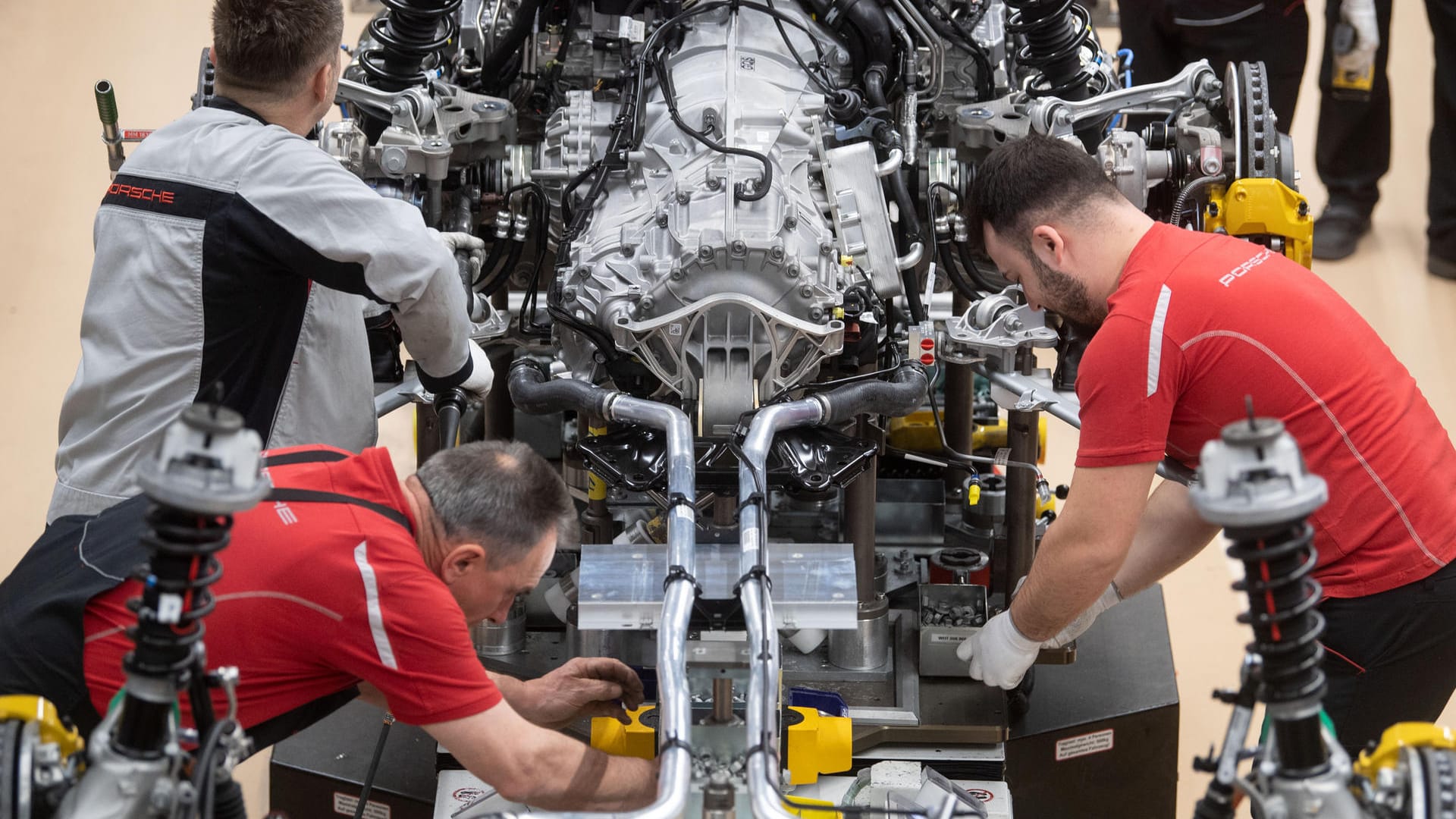 Verbrennermotor: Mitarbeiter der Porsche AG montieren im Hauptwerk den Motor eines Porsche 911.