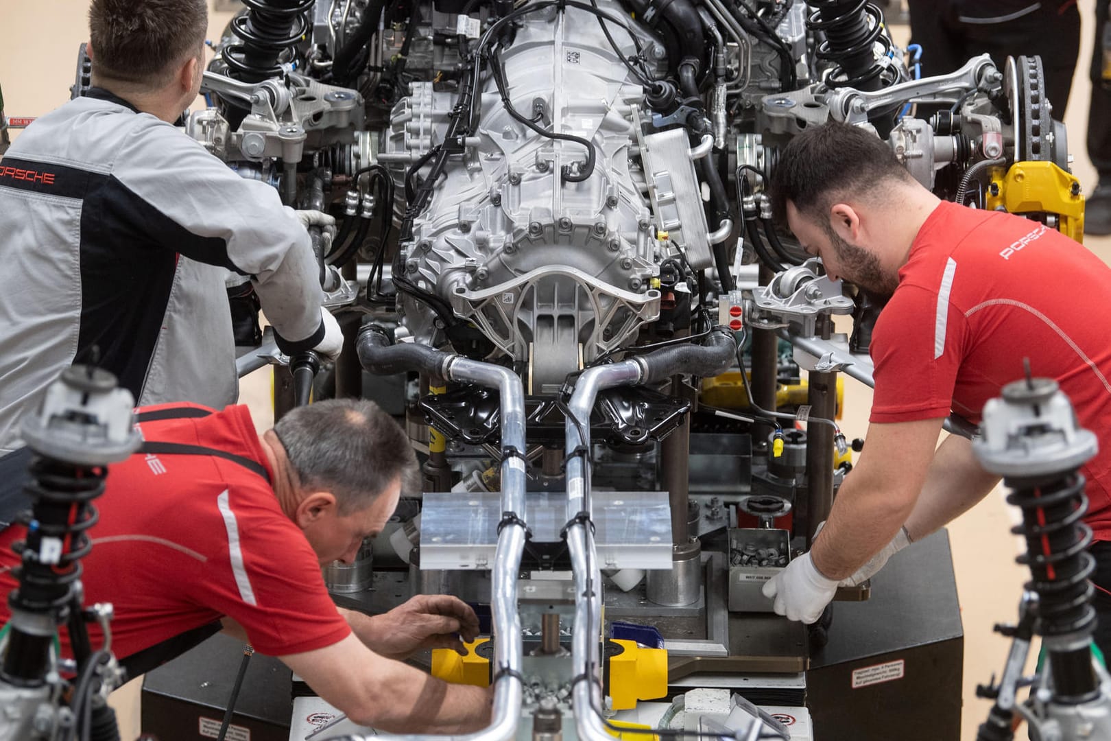Verbrennermotor: Mitarbeiter der Porsche AG montieren im Hauptwerk den Motor eines Porsche 911.