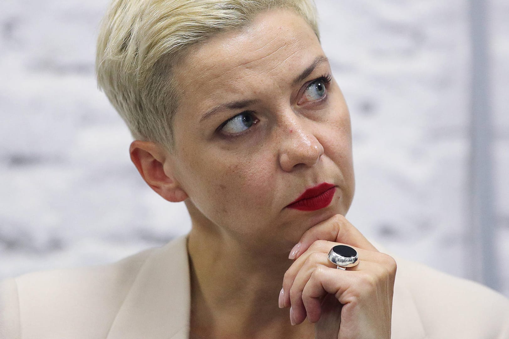 Maria Kolesnikova: Die Oppositionsführerin sei am Morgen in einem Fahrzeug von Unbekannten mitgenommen worden und antworte nicht mehr auf Anrufe, sagen ihre Anhänger.