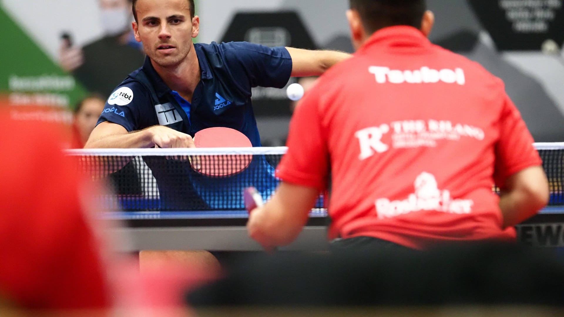 Tiago Apolonia (TTC Neu Ulm) im Duell mit Gustavo Tsuboi (TTV OE Bad Homburg) beim ersten Tischtennis-Bundesligaspiel für Bad Homburg.