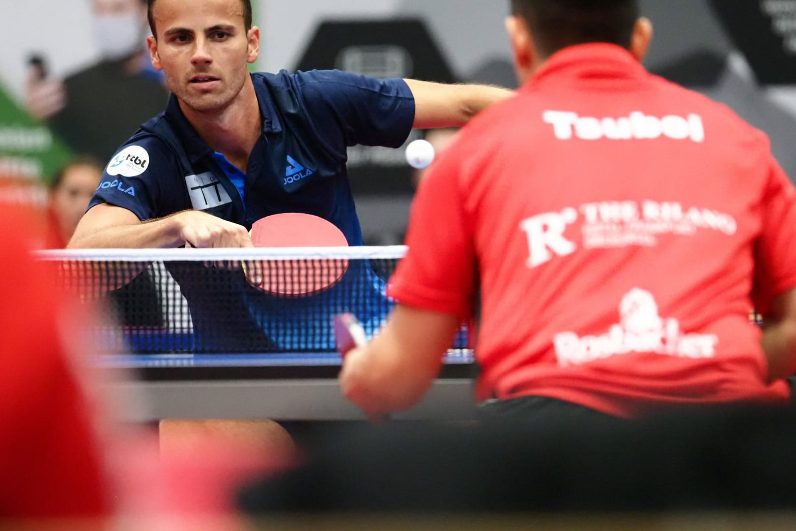 Tiago Apolonia (TTC Neu Ulm) im Duell mit Gustavo Tsuboi (TTV OE Bad Homburg) beim ersten Tischtennis-Bundesligaspiel für Bad Homburg.