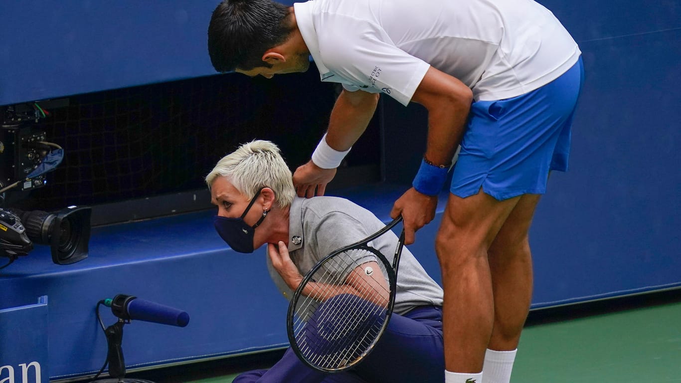 Novak Djokovic (re.): Der Weltranglistenerste traf mit einem Frustschlag eine Linienrichterin am Hals und wurde disqualifiziert.
