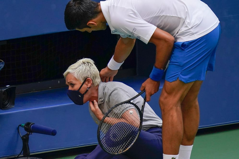 Novak Djokovic (re.): Der Weltranglistenerste traf mit einem Frustschlag eine Linienrichterin am Hals und wurde disqualifiziert.