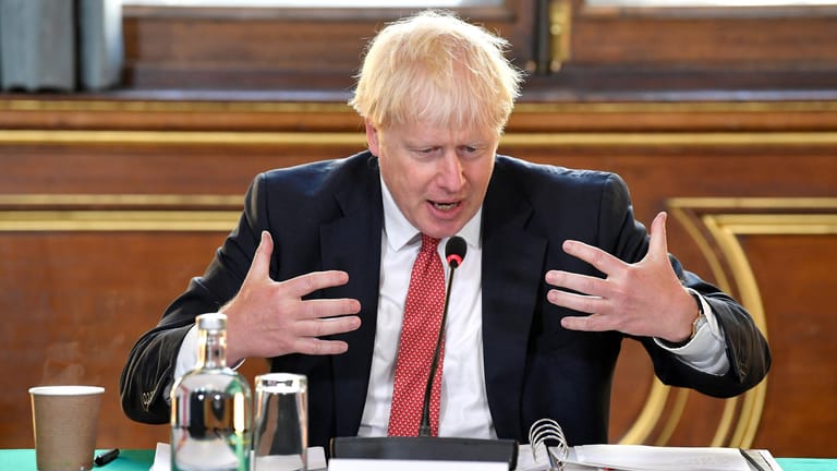 Boris Johnson leitet eine Kabinettssitzung: Der britische Premierminister hat mit seinen Drohungen die Brexit-Krise verschärft.