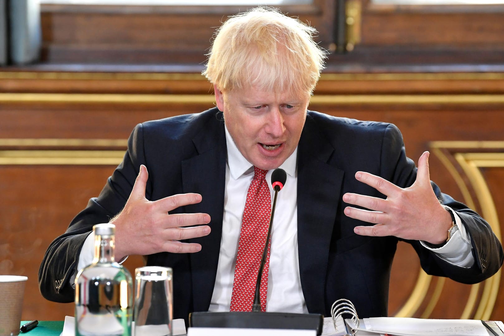 Boris Johnson leitet eine Kabinettssitzung: Der britische Premierminister hat mit seinen Drohungen die Brexit-Krise verschärft.