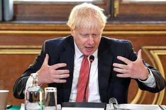 Boris Johnson leitet eine Kabinettssitzung: Der britische Premierminister hat mit seinen Drohungen die Brexit-Krise verschärft.