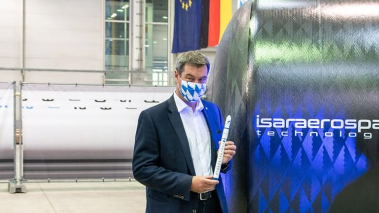 Der bayerische Ministerpräsident Markus Söder in der Produktion des bayerischen Start-ups Isar Aerospace.