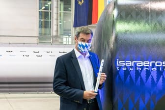 Der bayerische Ministerpräsident Markus Söder in der Produktion des bayerischen Start-ups Isar Aerospace.