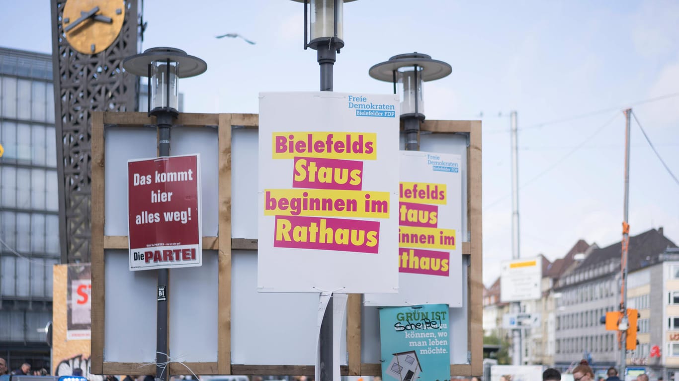 Wahlplakate zur Kommunalwahl auf dem Jahnplatz in Bielefeld: Wegen der Corona-Pandemie gibt es bei der Wahl besondere Vorkehrungen.