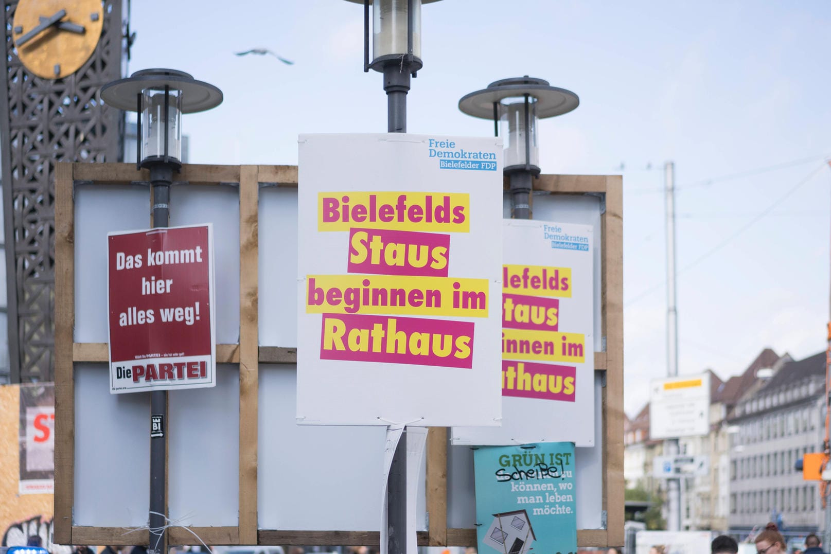 Wahlplakate zur Kommunalwahl auf dem Jahnplatz in Bielefeld: Wegen der Corona-Pandemie gibt es bei der Wahl besondere Vorkehrungen.