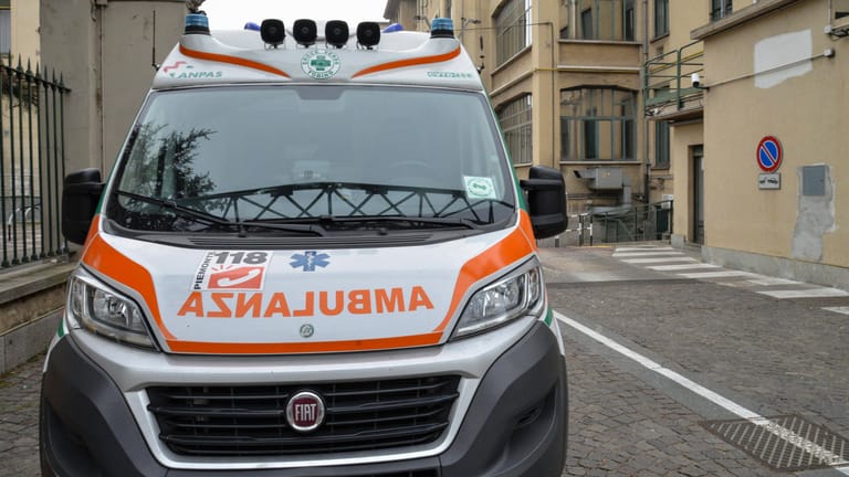 Ein Krankenwagen in Italien: Ein Mann wurde zu Tode geprügelt. (Symbolbild)