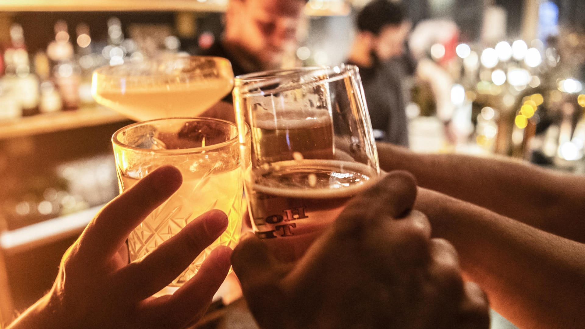 Gäste prosten sich in einer Bar an der Torstraße zu: Im Bezirk Mitte liegt die Zahl der Corona-Fälle über dem Durchschnitt. Gäste prosten sich in einer Bar an der Torstraße zu: Im Bezirk Mitte liegt die Zahl der Corona-Fälle über dem Durchschnitt.