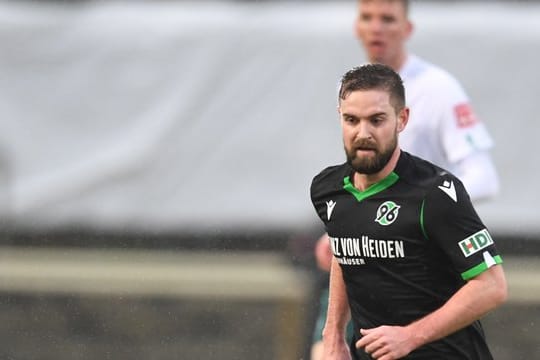 Hat bei Hannover 96 keine Vertragsverlängerung erhalten: Marc Stendera am Ball.