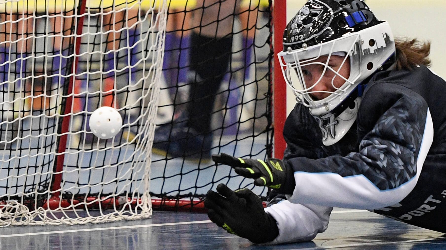 Ein Floorball fliegt ins Tor (Symbolbild): Für die Bundesliga-Heimspiele in Bonn sind besondere Schutzmaßnahmen ergriffen worden.