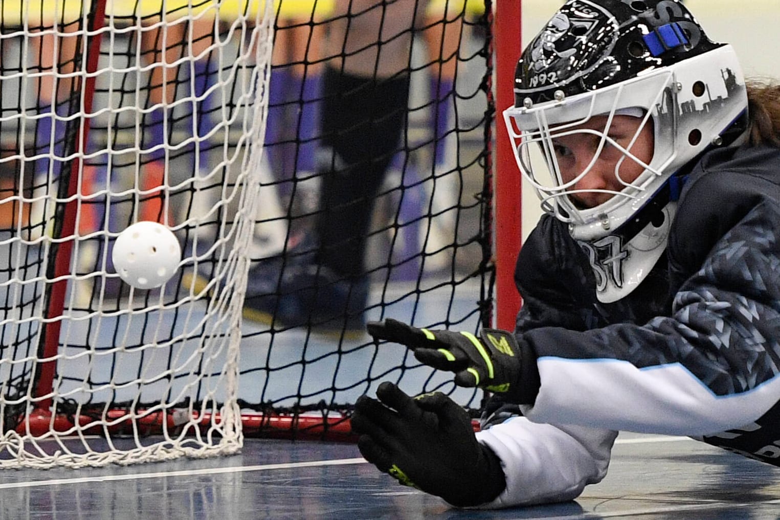 Ein Floorball fliegt ins Tor (Symbolbild): Für die Bundesliga-Heimspiele in Bonn sind besondere Schutzmaßnahmen ergriffen worden.