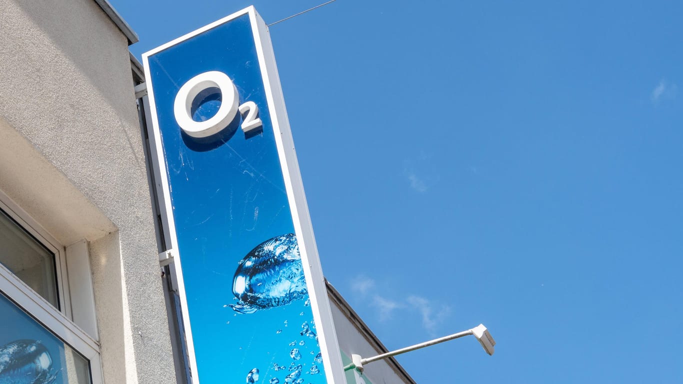 Ein O2-Schild in Kiel: Der Mobilfunkbetreiber will die Netzabdeckung verbessern