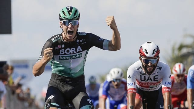 Pascal Ackermann aus Deutschland überquert die Ziellilnie und feiert den Gewinn der ersten Etappe bei Tirreno-Adriatico.