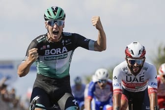 Pascal Ackermann aus Deutschland überquert die Ziellilnie und feiert den Gewinn der ersten Etappe bei Tirreno-Adriatico.