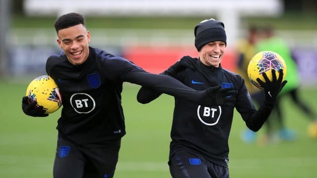 Haben gegen Corona-Regeln verstoßen: Die Engländer Mason Greenwood (l) und Phil Foden.