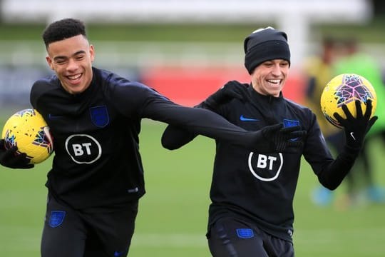 Haben gegen Corona-Regeln verstoßen: Die Engländer Mason Greenwood (l) und Phil Foden.