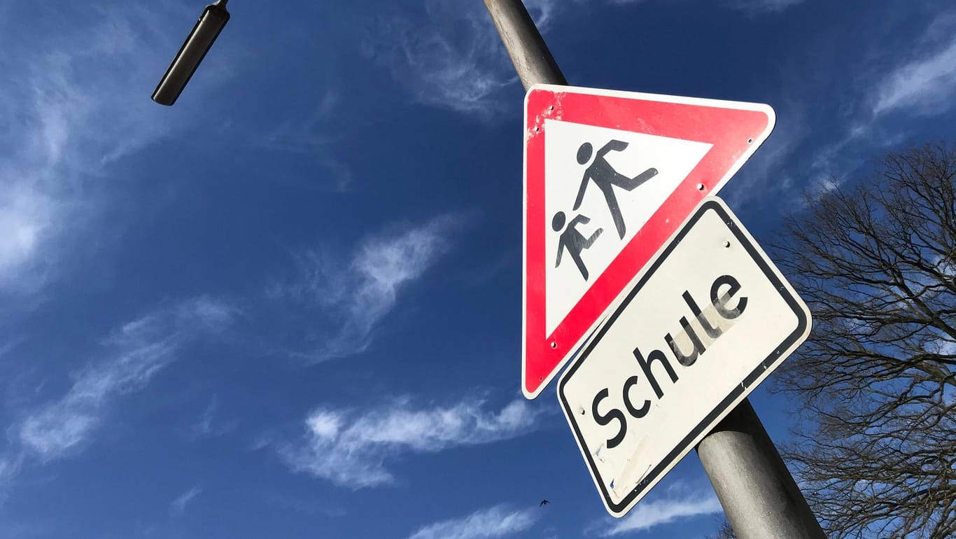 Verkehrsschild "Schule": Die verurteilte Auotfahrerin brachte an dem Tag im Dezember 2018 selbst ihre drei Kinder zur Schule. (Symbolfoto)