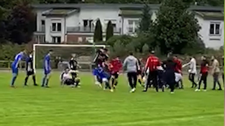 Private Aufnahmen vom Spielabbruch in Wulffen. Mehrere Zuschauer stürmen das Feld und beginnen eine Schlägerei.