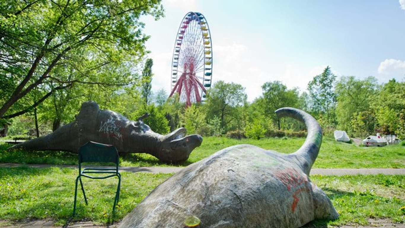 Plastik-Dinosaurier liegen im ehemaligen Vergnügungspark im Plänterwald: Das Gelände soll 2026 wiedereröffnen.