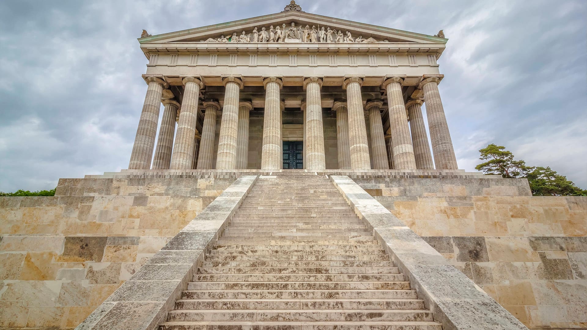 Die Walhalla in Donausrauf: Der 65-Jährige erlag im Krankenhaus seinen Verletzungen. (Symbolfoto) Die Walhalla in Donausrauf: Der 65-Jährige erlag im Krankenhaus seinen Verletzungen. (Symbolfoto)