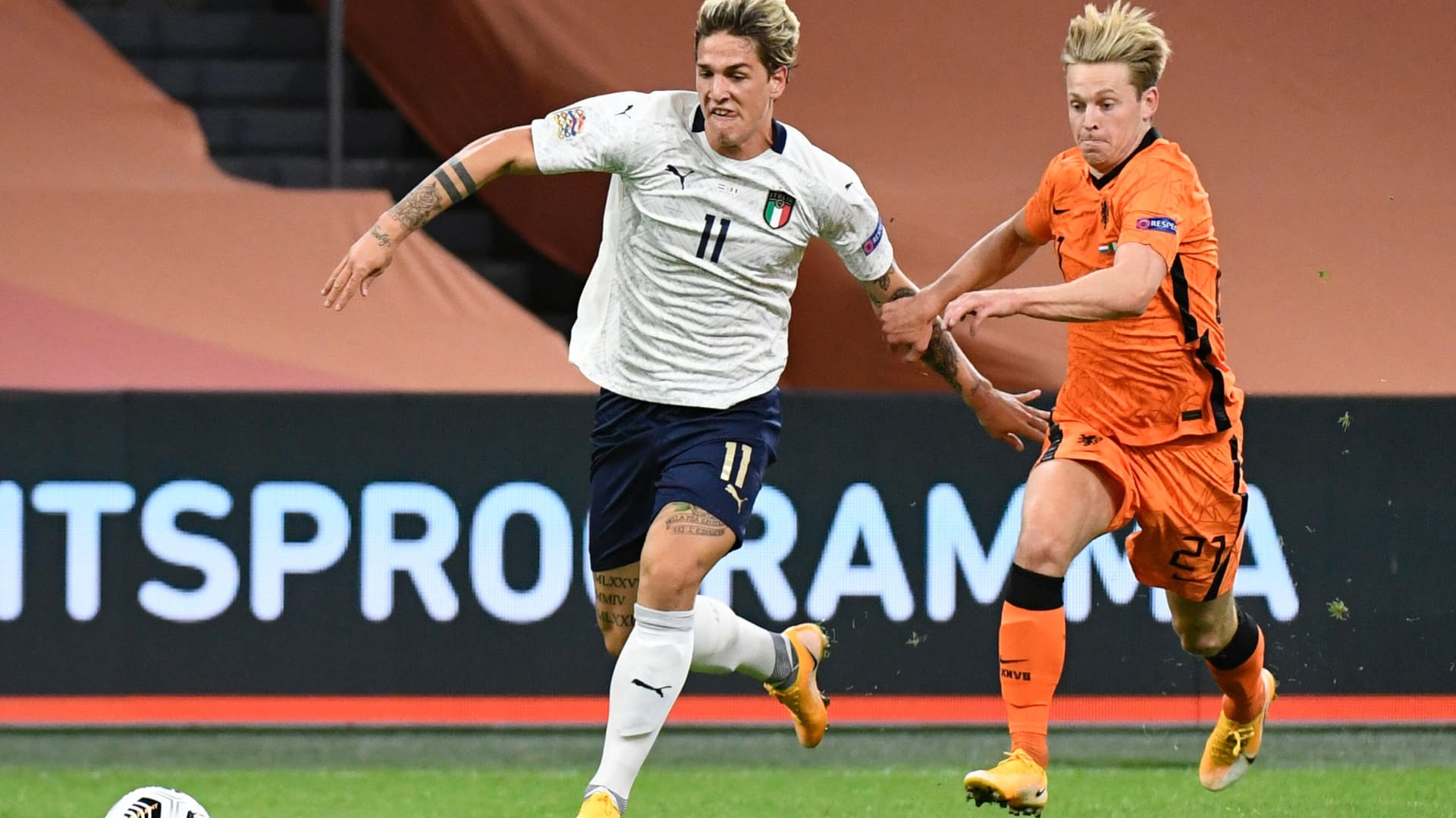 Stellvertretend für eine intensive Partie: Italiens Nicolo Zaniolo (l.) im Duell mit dem Niederländer Frenkie de Jong.