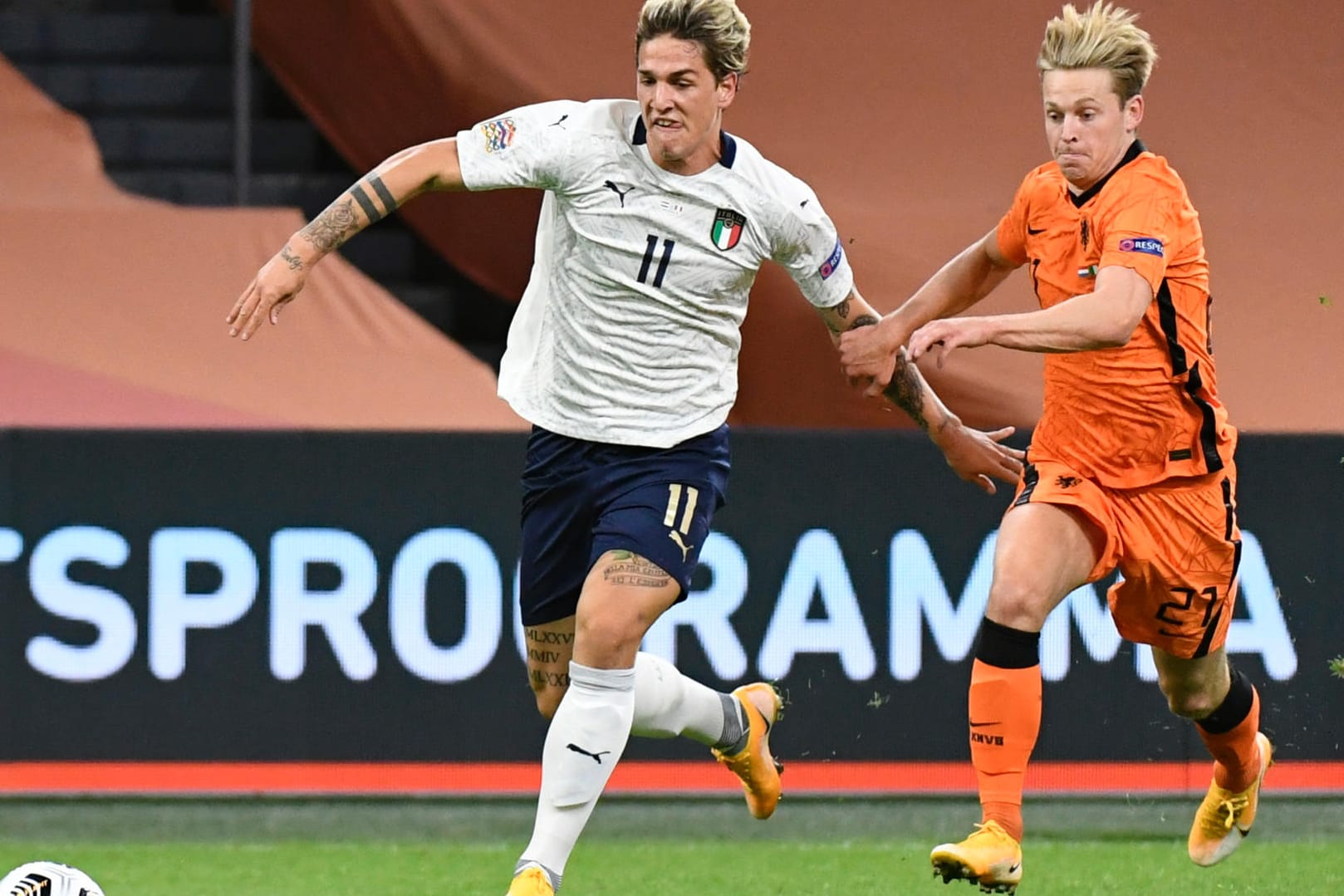 Stellvertretend für eine intensive Partie: Italiens Nicolo Zaniolo (l.) im Duell mit dem Niederländer Frenkie de Jong.