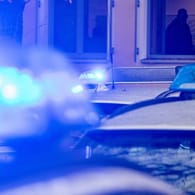 Polizeifahrzeuge mit Blaulicht (Symbolbild): Einsatzkräfte haben in Essen ein Haus geräumt.
