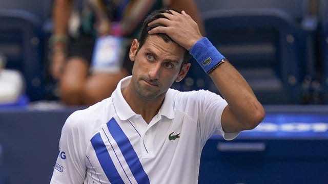 Wird für seine fahrlässige und unbedachte Aktion bei den US Open bestraft: Novak Djokovic. Wird für seine fahrlässige und unbedachte Aktion bei den US Open bestraft: Novak Djokovic.