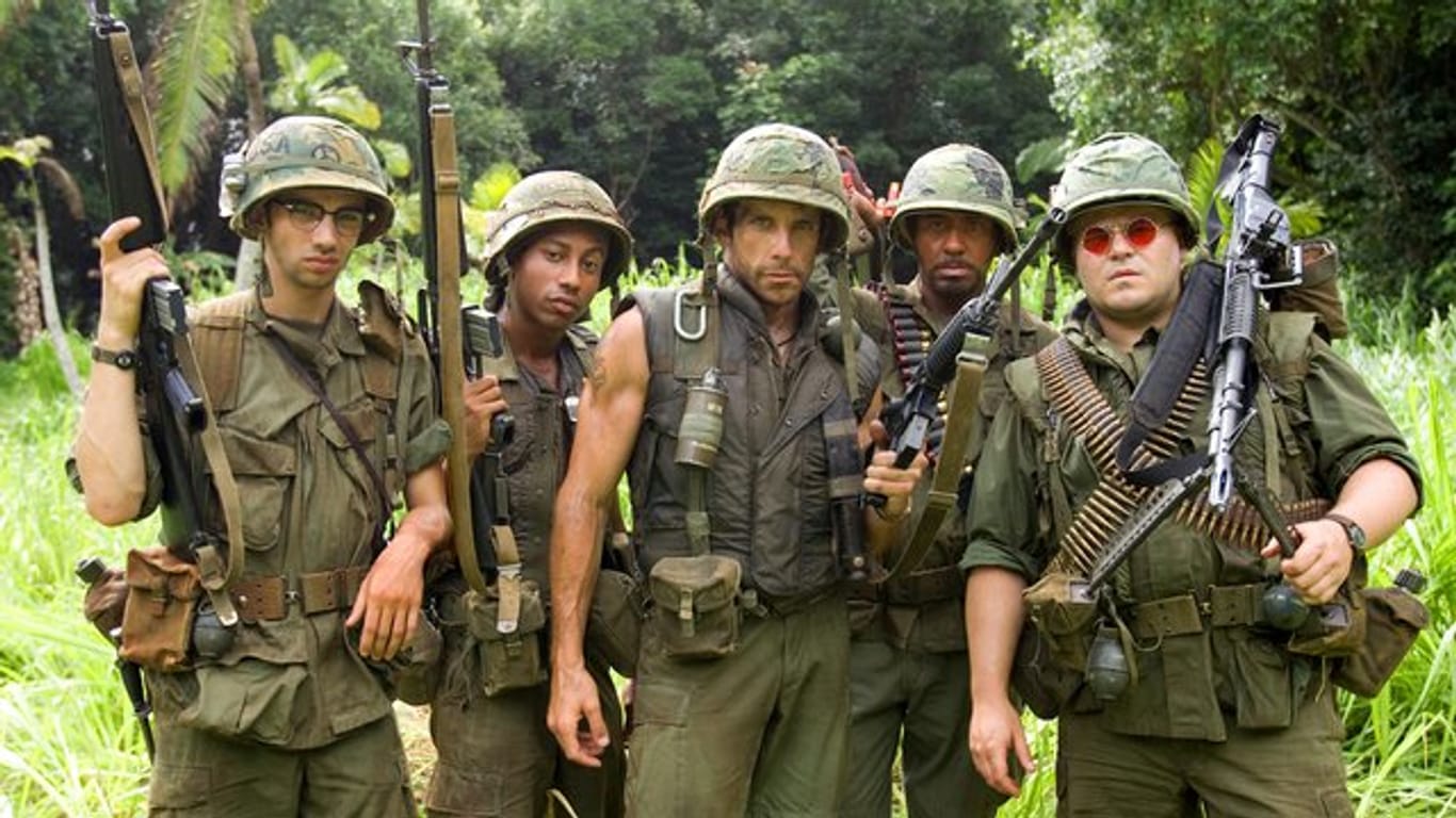 Ben Stiller (M) als Speedman und Jack Black (r) als Jeff Portnoy in einer Szene der Actionkomödie "Tropic Thunder".
