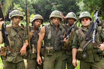 Ben Stiller (M) als Speedman und Jack Black (r) als Jeff Portnoy in einer Szene der Actionkomödie "Tropic Thunder".