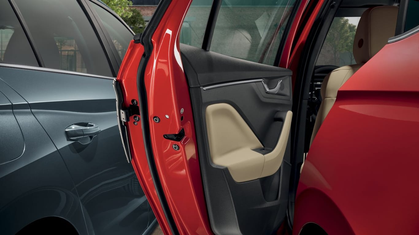 Dellenschutz: Bei Modellen wie dem Skoda Kamiq bewahrt ein ausfahrbarer Türkantenschutz Autotüren vor unbeabsichtigten Kratzern.