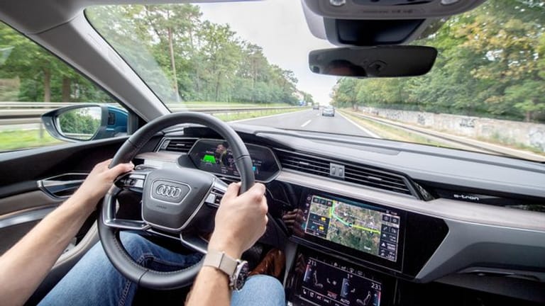 Wer das eigene Auto oft und über lange Strecken für dienstliche Fahrten oder den Weg zum Arbeitsplatz nutzt, kann das von der Steuer absetzen.