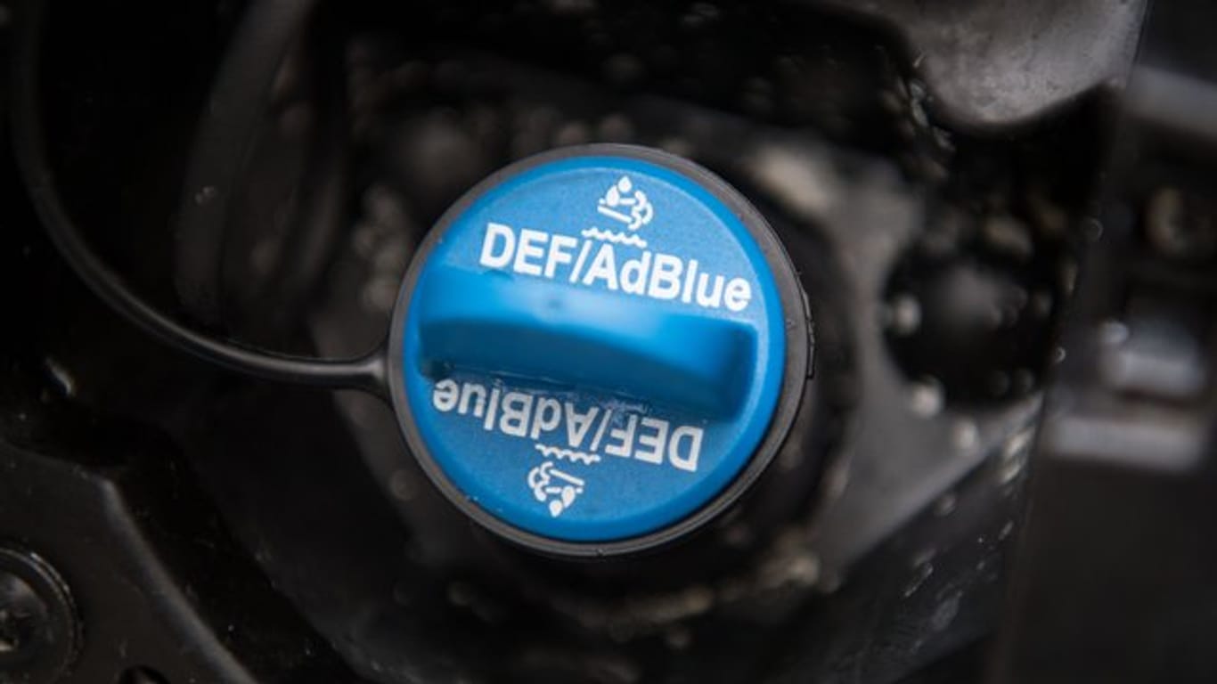 AdBlue: Der Zusatzstoff ist eine Mischung aus Wasser und synthetischem Harnstoff, die bei Dieselfahrzeugen mit SCR-Kat in den Abgasstrang eingespritzt wird.